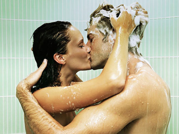 kiss-shower-couple-love-cute