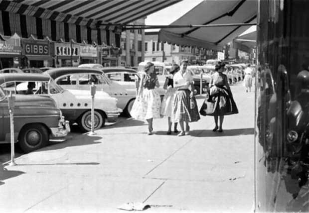 hollyhocksandtulips.tumblr.com_post_10254341046_window-shopping-1950s
