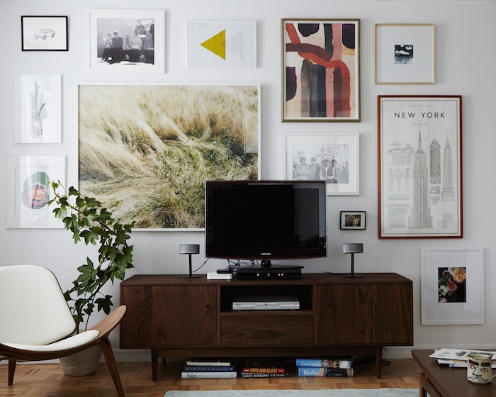 picture-wall-around-television